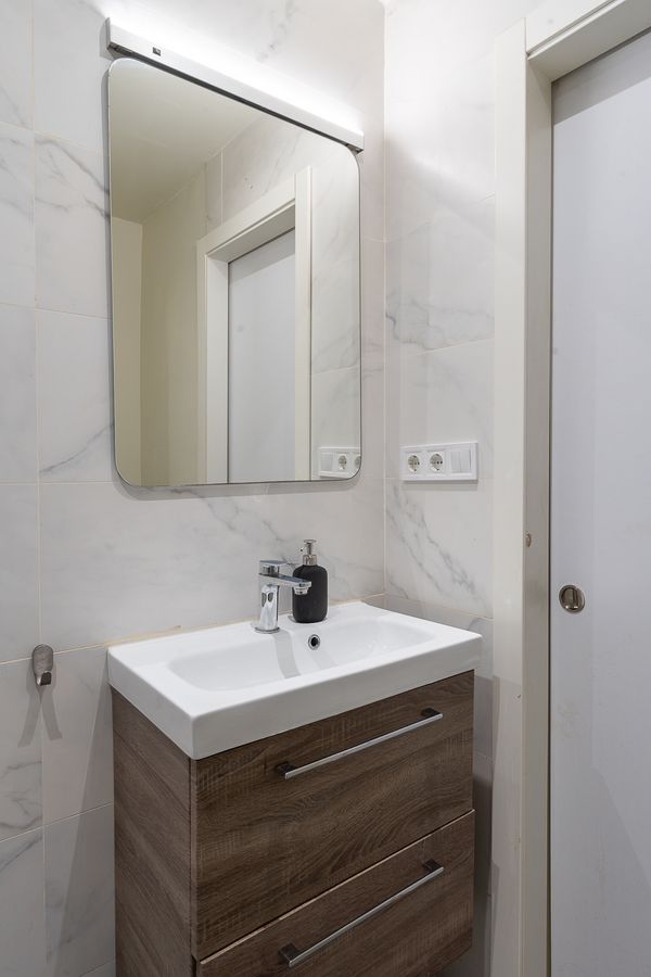 2-Bedroom 1-Bathroom Penthouse with Terrace - ENT11