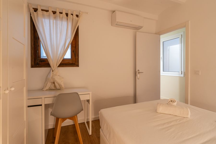 2-Bedroom 1-Bathroom Penthouse with Terrace - ENT11