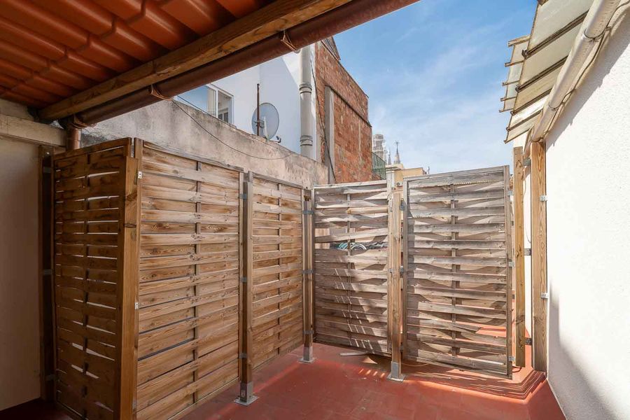 2-Bedroom 1-Bathroom Penthouse with Terrace - 527