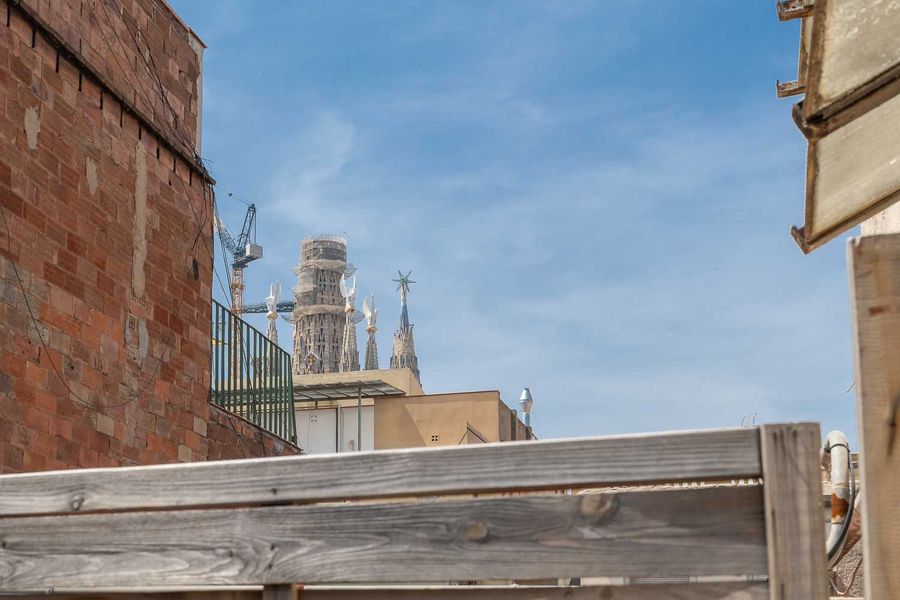 2-Bedroom 1-Bathroom Penthouse with Terrace - 527