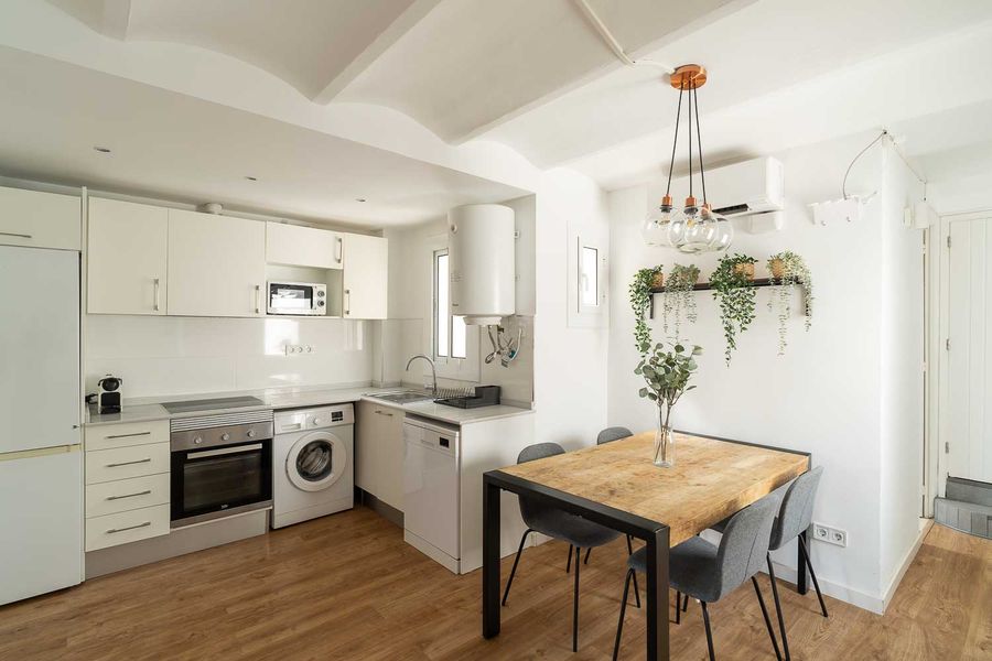 2-Bedroom 1-Bathroom Penthouse with Terrace - 527
