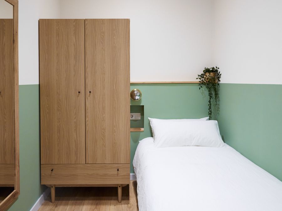 Essential Single Room with Shared Bathroom - 21B3